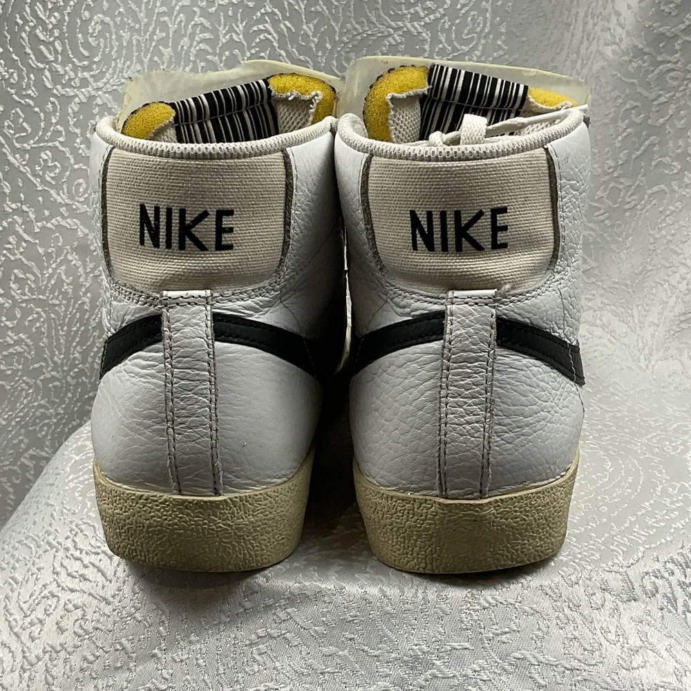 Nike Vintage High-Tops in White‎ and Black